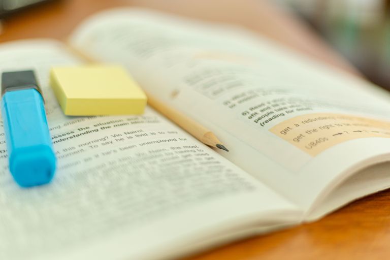 Livre ouvert avec crayon et surligneur — apprentissage de la grammaire française